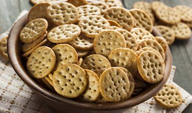 Close up of round wheat crackers in a bowl, representing the Back to Nature false advertising lawsuit.