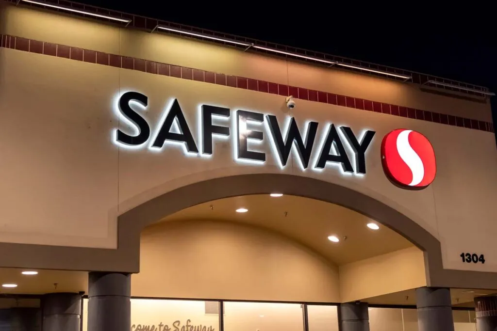 Close up of Safeway storefront signage, representing the Safeway class action.