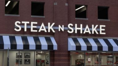 Exterior of a Steak n Shake location, representing the Steak 'n Shake class action.