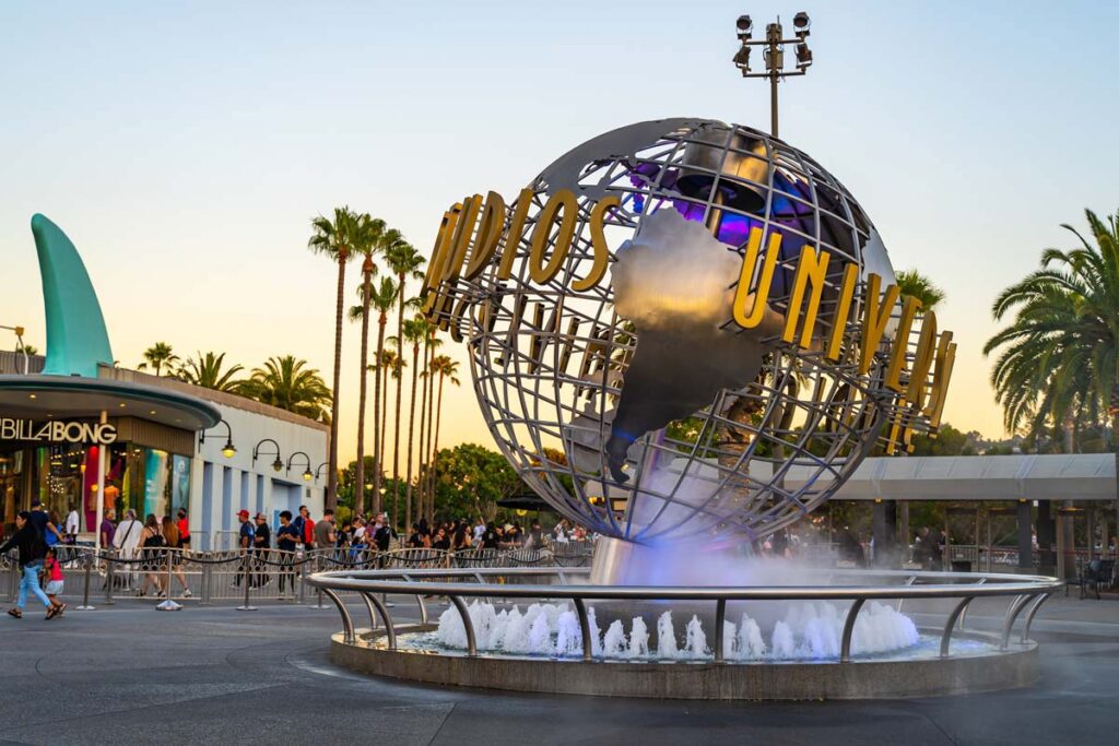 The globe with the inscription Universal Studios at the entrance, representing the Universal Studios class action.