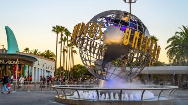 The globe with the inscription Universal Studios at the entrance, representing the Universal Studios class action.