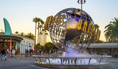 The globe with the inscription Universal Studios at the entrance, representing the Universal Studios class action.