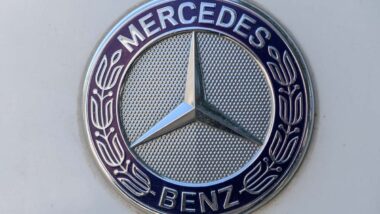 Close up of Mercedes Benz emblem, representing the Mercedes-Benz class action.