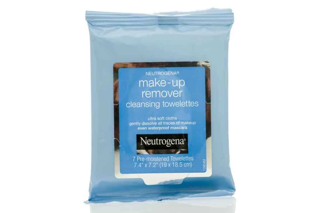 Product photo of Neutrogena make up wipes, representing the Neutrogena class action.