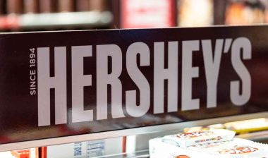Close up of Hersheys logo, representing the Hershey class action.