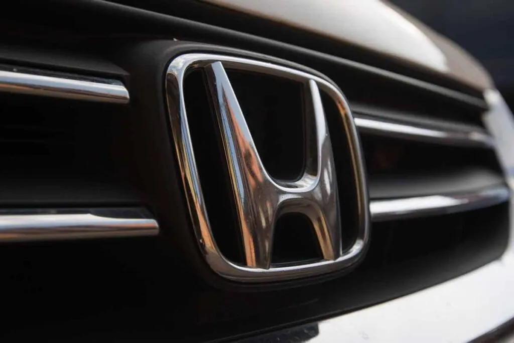 Close up of Honda emblem on a front bumper, representing the Honda class action.