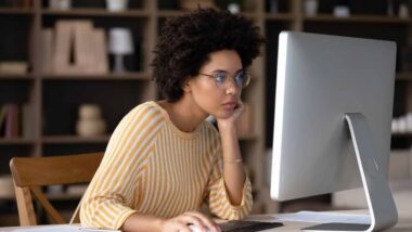 A woman using a computer, representing the EyeBuyDirect class action.