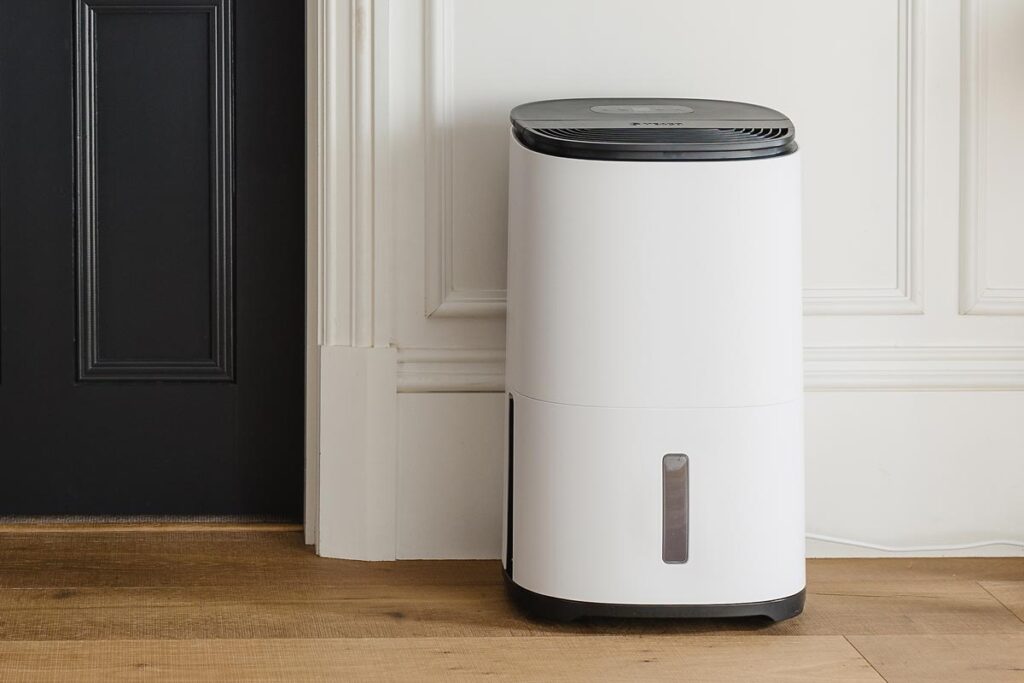 An air purifier in a home, representing the Aroeve air purifiers class action.