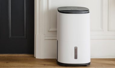 An air purifier in a home, representing the Aroeve air purifiers class action.