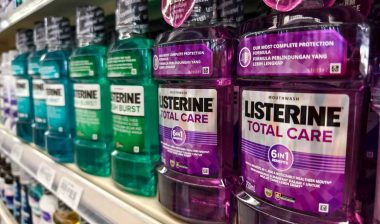 Close up of LIsterine products on a supermarket shelf, representing the LIsterine class action.