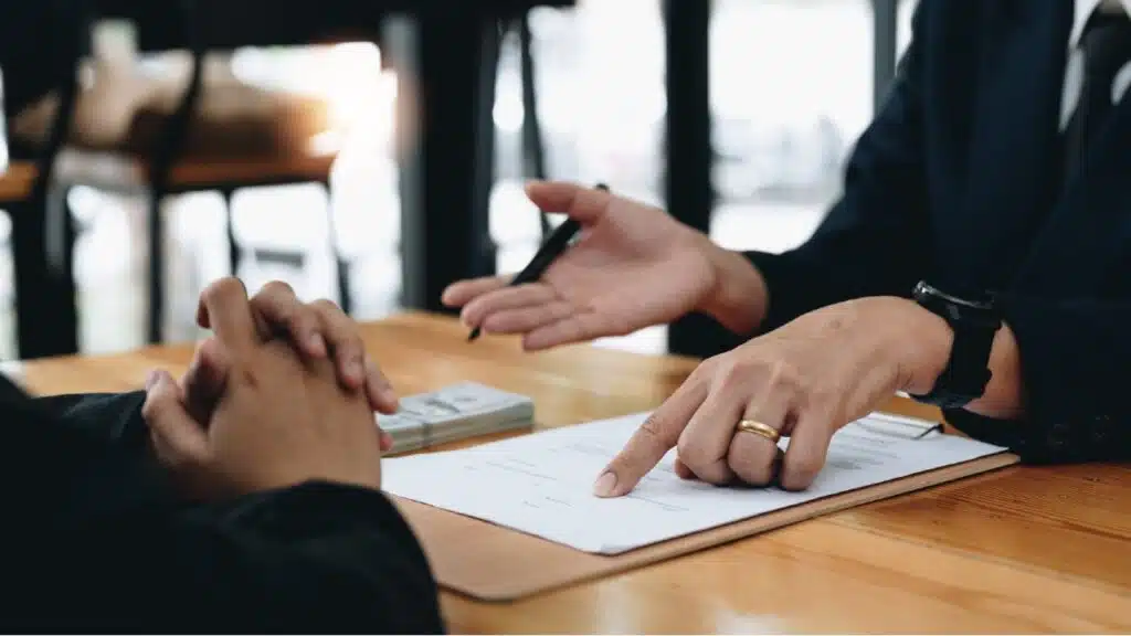 people sign contract to borrow money