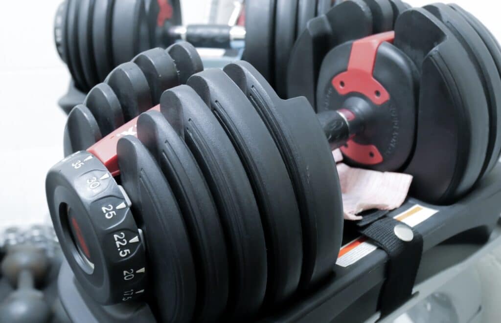 Adjustable weight dumbbell in plastic material.