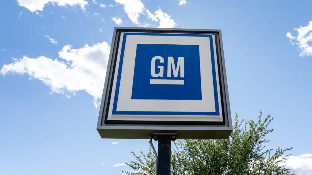 GM sign with blue sky in background