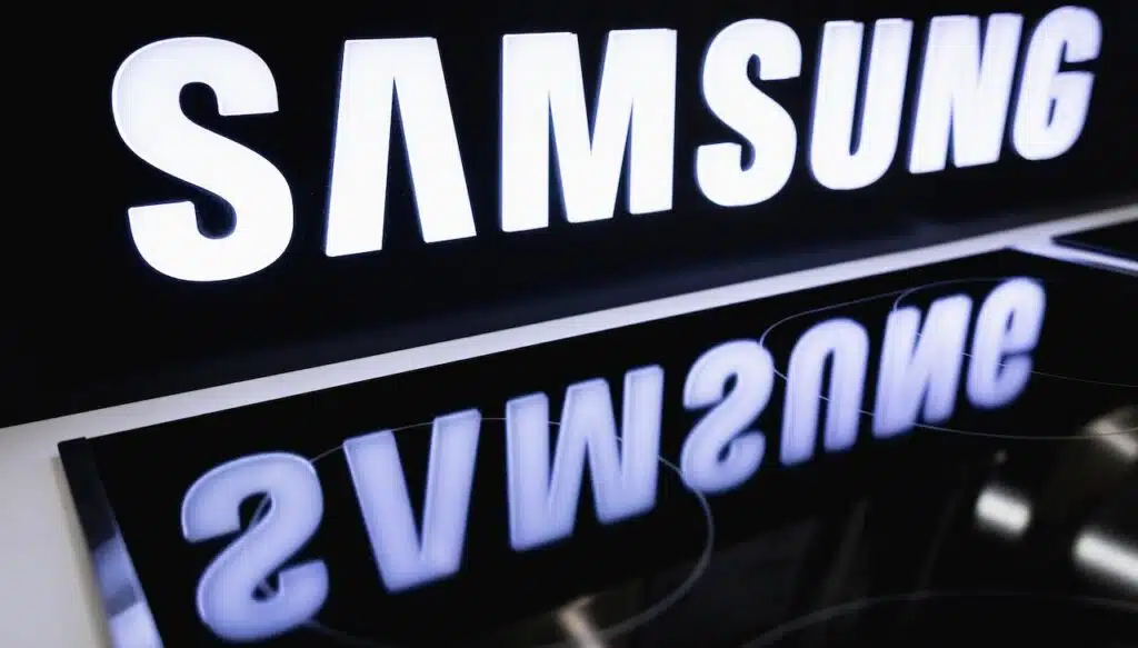 SAMSUNG logo on the stand is reflected in the electric cooker in the store.