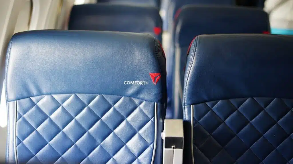 Comfort seats inside the economy cabin of a MD-88 Delta Airlines (DL) plane