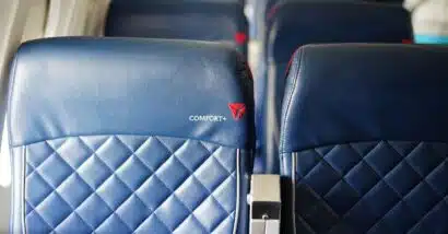 Comfort seats inside the economy cabin of a MD-88 Delta Airlines (DL) plane