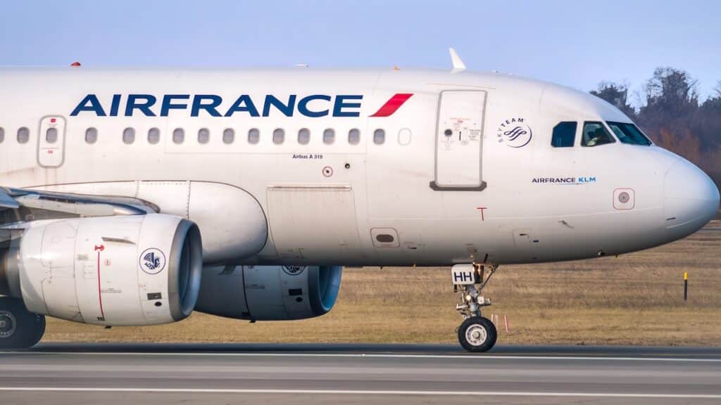 An Air France Airbus A319-111 (F-GRHH) airplane on the airport runway