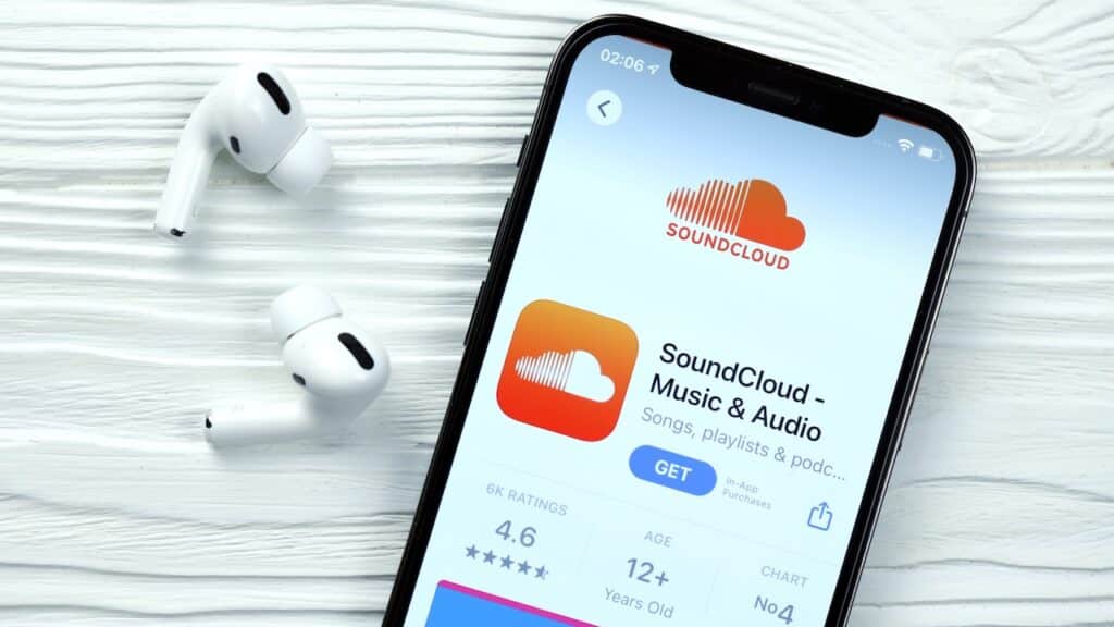 Soundcloud icon and application from App store on iPhone