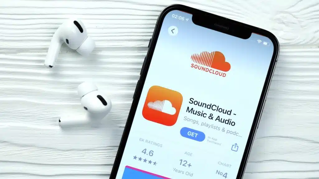 Soundcloud icon and application from App store on iPhone