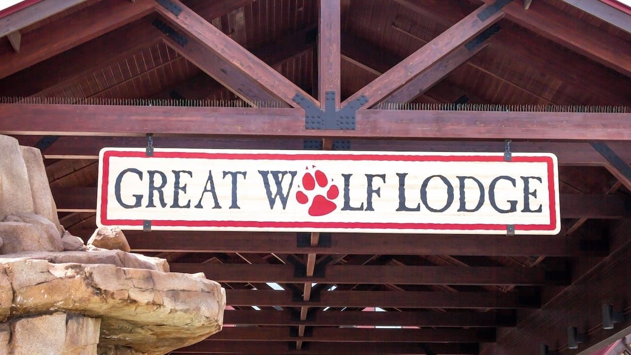 A view of the building sign for the resort Great Wolf Lodge