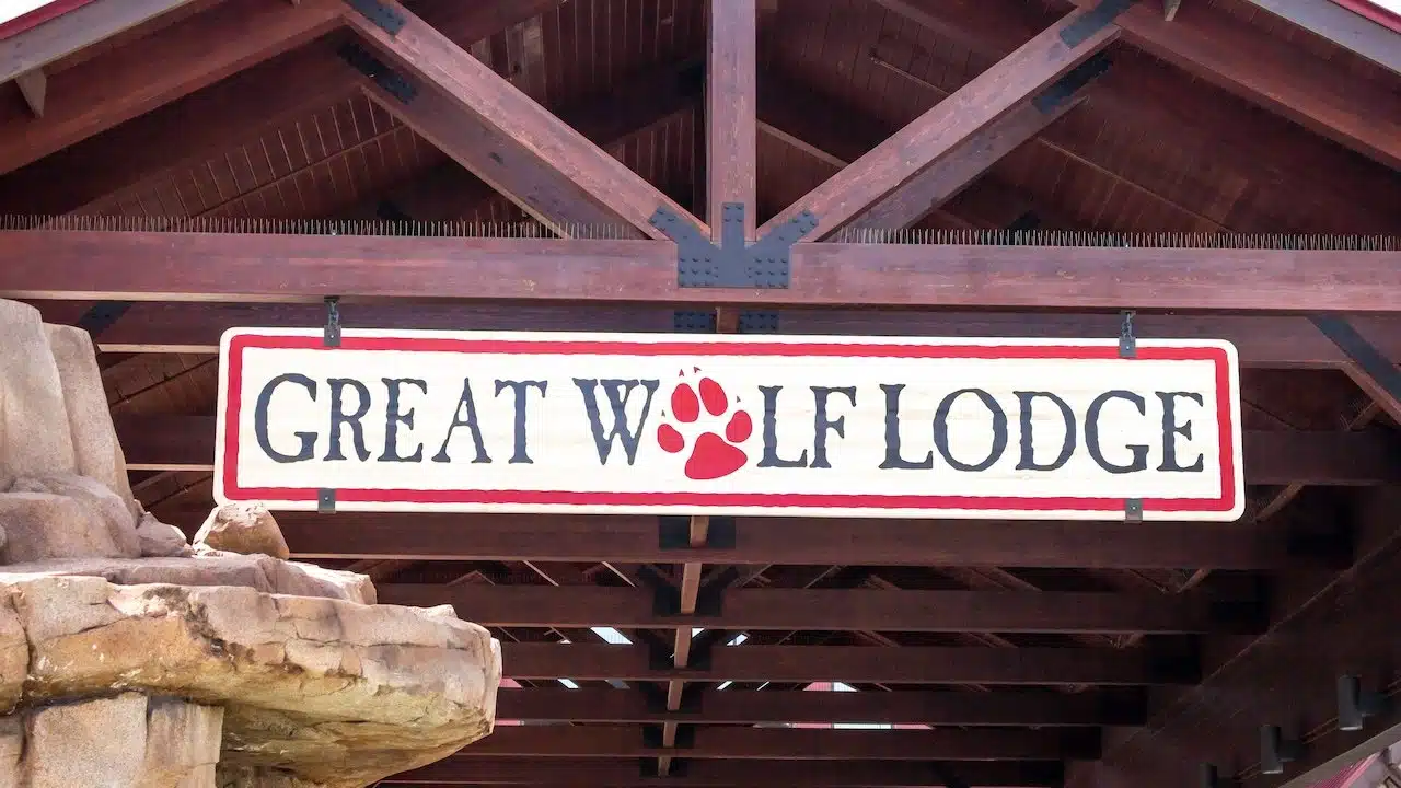 A view of the building sign for the resort Great Wolf Lodge