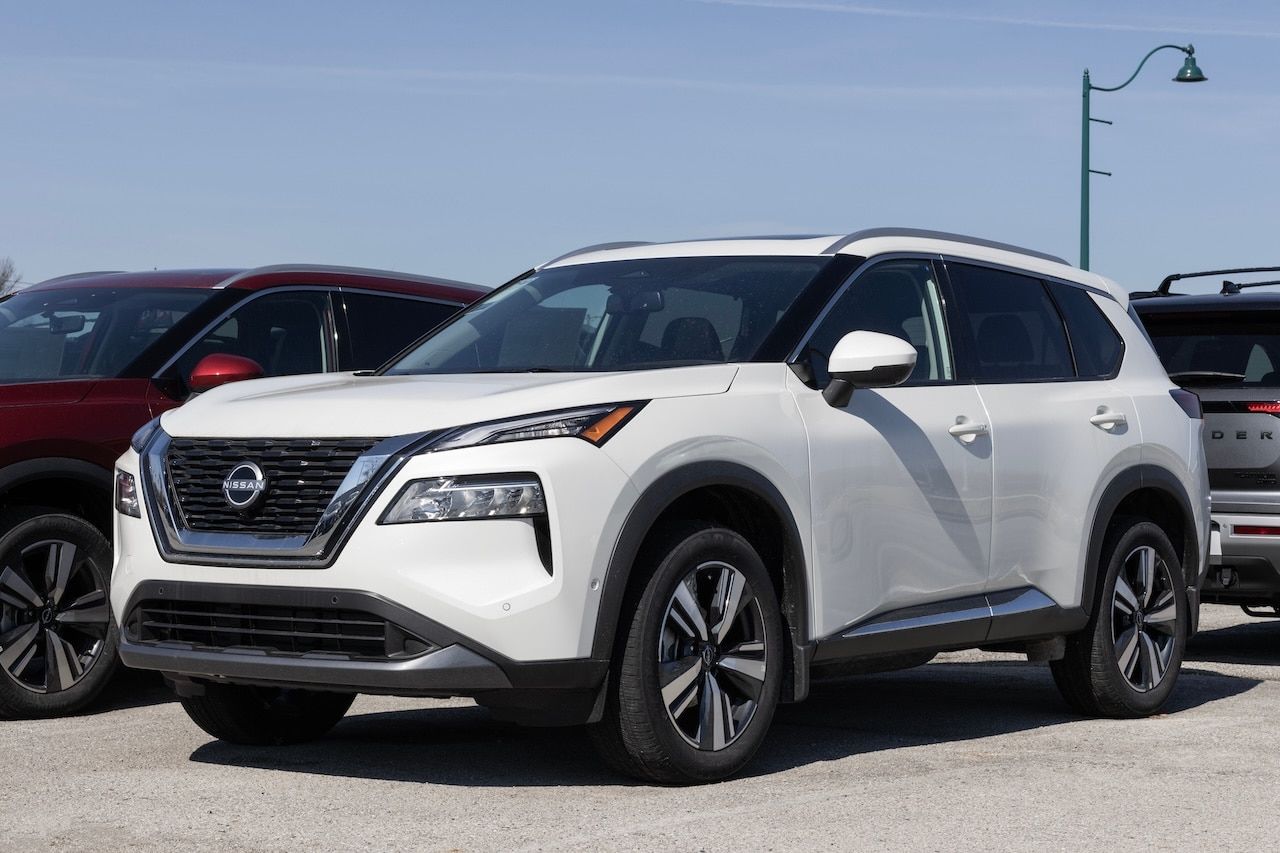 Nissan Rogue SL display at a dealership.