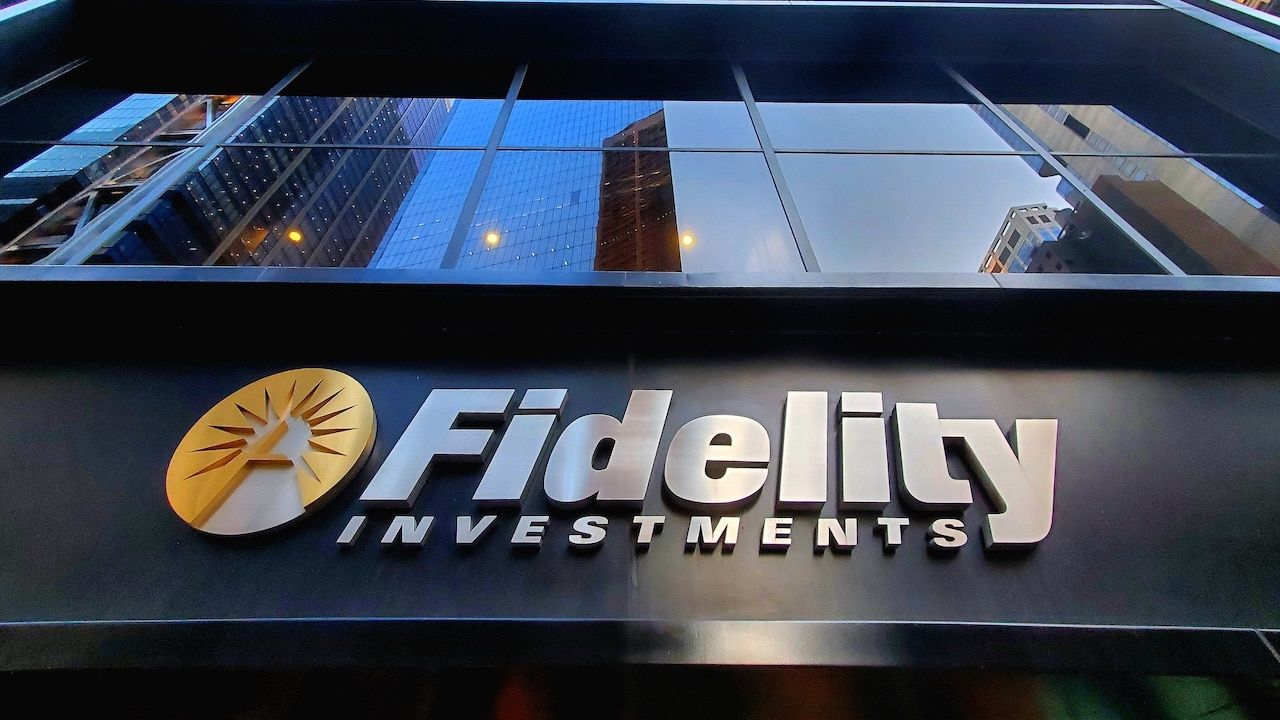 Logo of Fidelity Investment on a skyscraper