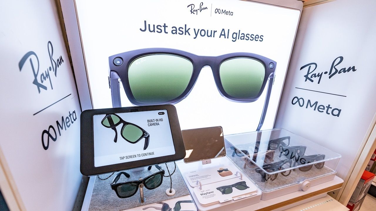 Ray-Ban Meta AI Smartglasses created by Meta Facebook EssilorLuxottica Display Demo