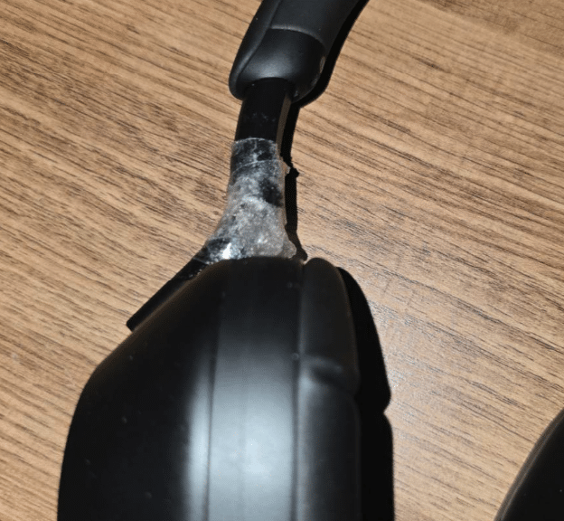 attachment point of wire on headphones