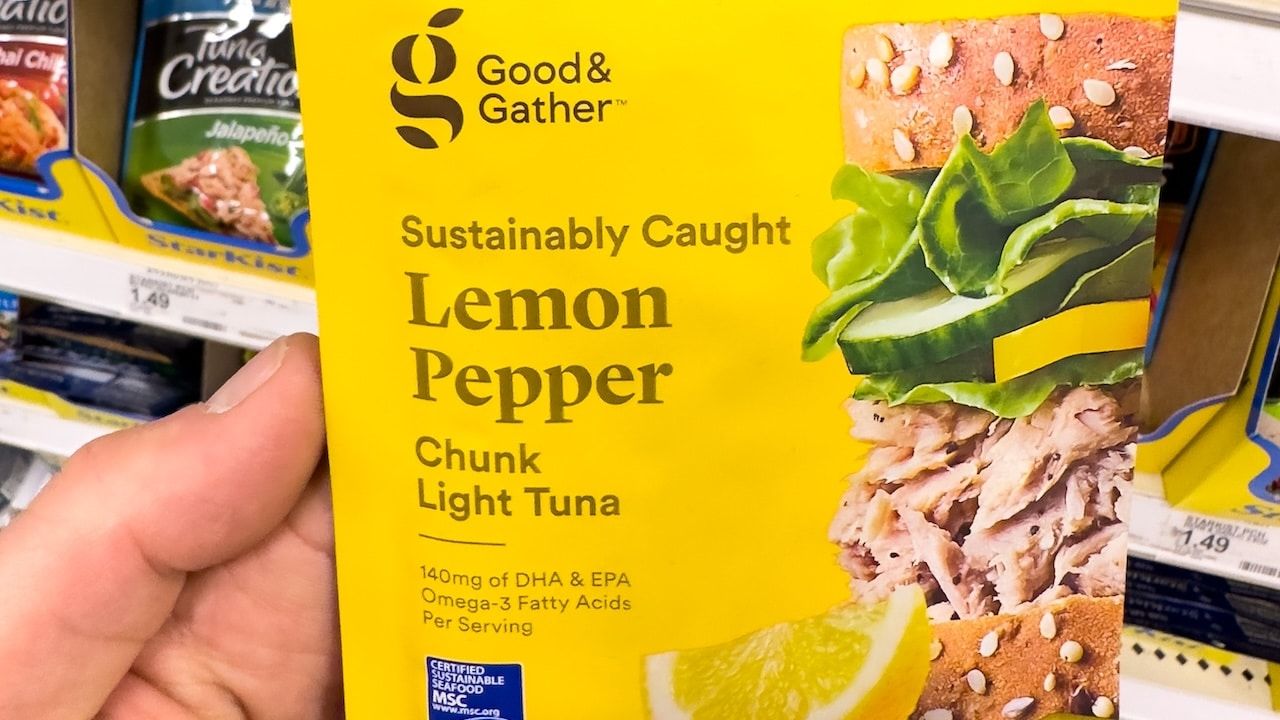 Yellow pouch of Good and Gather brand Lemon Pepper Chunk Light Tuna.