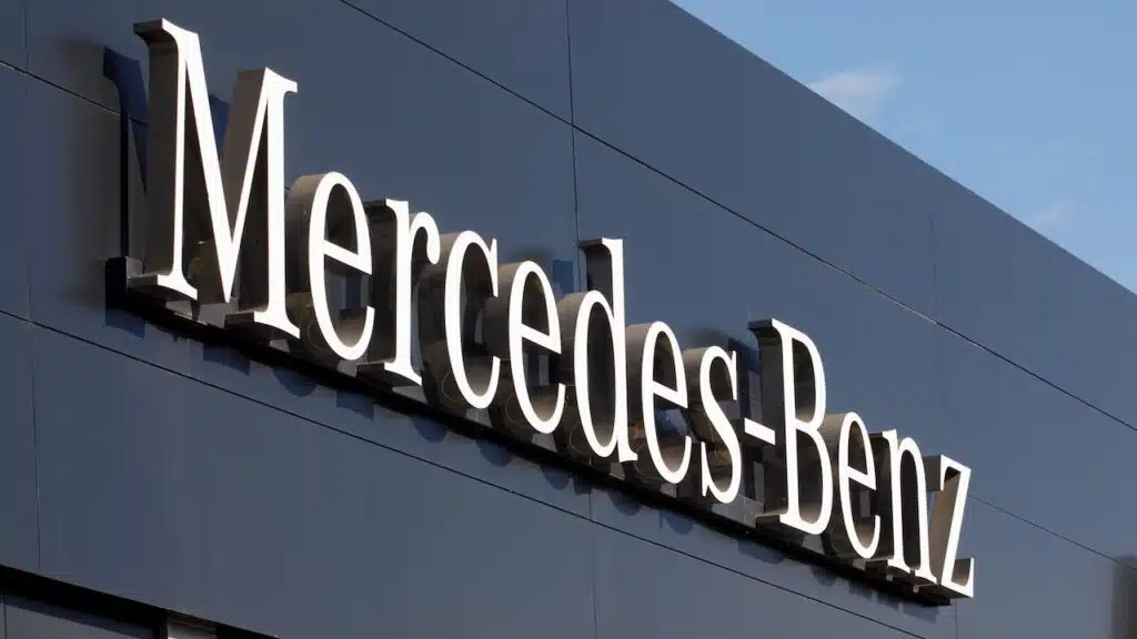 Poster of the official dealership and repair shop service of the Mercedes brand