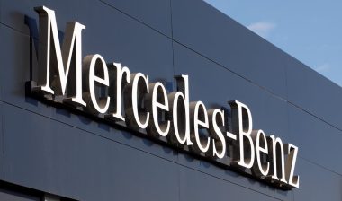 Poster of the official dealership and repair shop service of the Mercedes brand