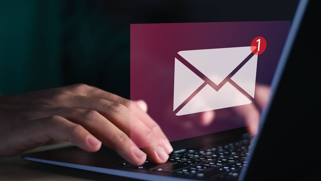 New email notification on laptop