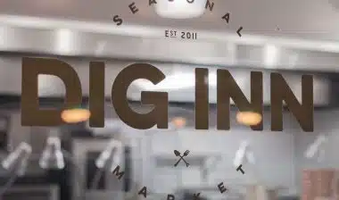 Logo of Dig Inn from the outside