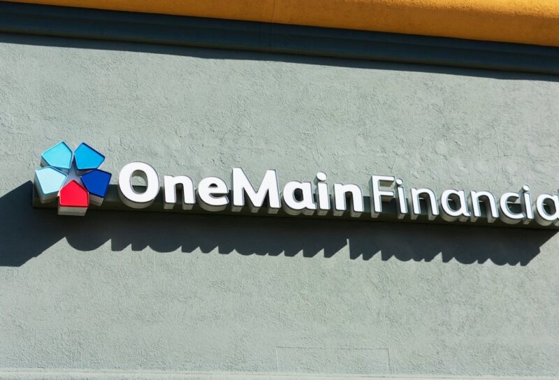 OneMain Financial sign of the provider of personal installment loans on the local branch office in the strip mall